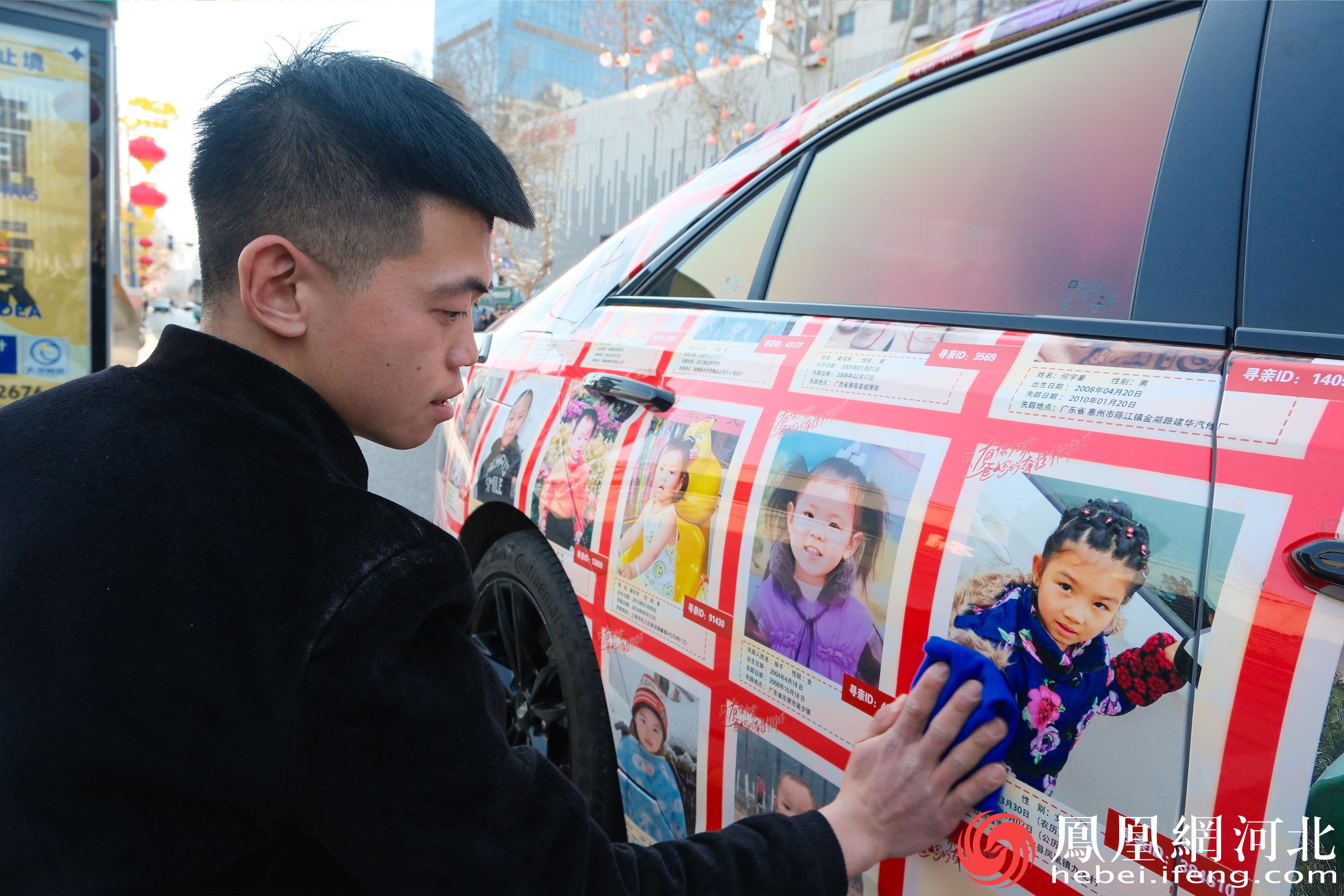 刘月鹏在擦拭自己的寻子车 李卓然摄