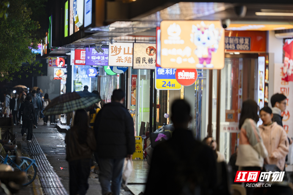 麓山南路小吃街，即是大学生们的美食天堂，也是游客们最爱的网红打卡点之一。