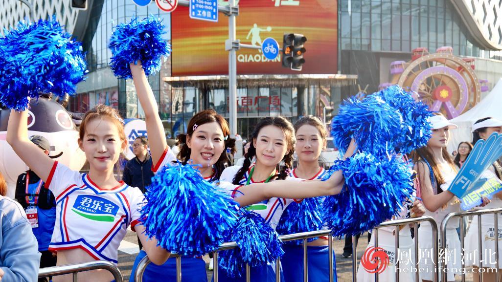 啦啦队为选手们加油鼓劲，尽显活力与激情。由金迪摄