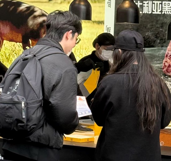 聚焦万象城汉堡节 招商银行武汉分行持续开展优化现金支付服务宣传活动