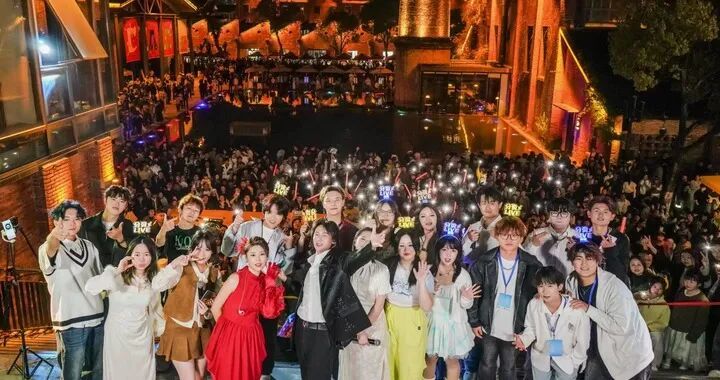 “分贝路演团”在陶溪川演出现场。(受访者供图)