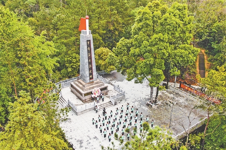 江西会昌：清明祭英烈（图）