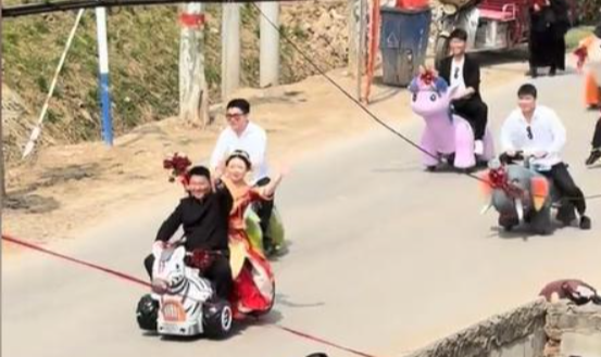 安徽一对新人用摇摇车当婚车，新郎：两家距离不到一公里