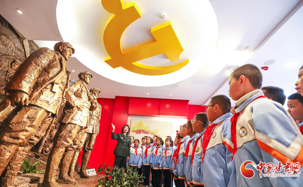 3月30日，高金城烈士纪念馆内，张掖市甘州区北街小学的同学们正在聆听讲解员讲述革命烈士的壮烈事迹。