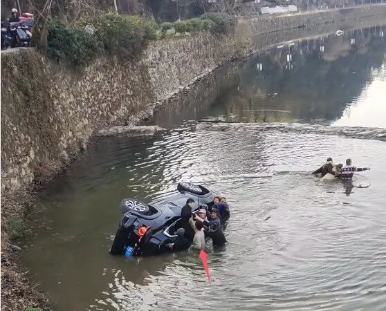 ▲赖跃龙和当地干群齐心协力将车内被困游客成功救出。