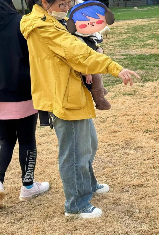 何穗儿子呆萌可爱。