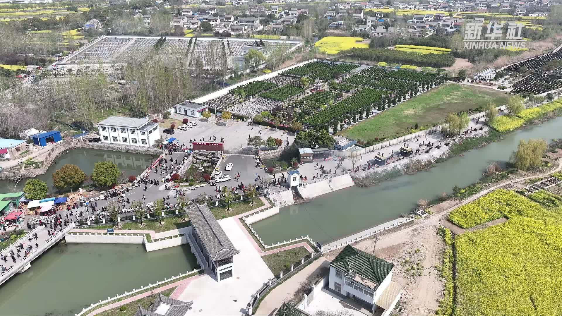 江苏淮安区：鲜花寄哀思 清明更“清明”