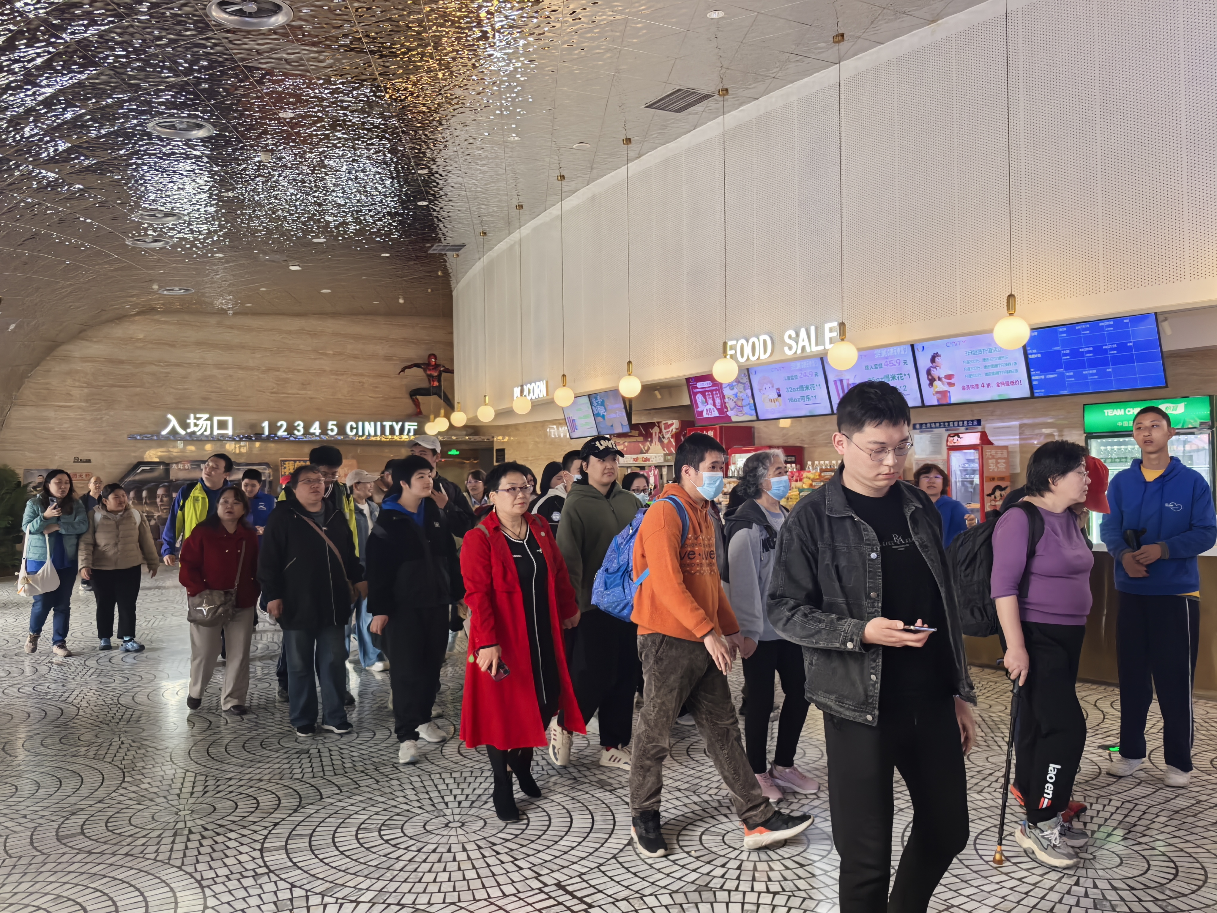 在光影中，看见“星星”——探访青岛蓝丝带互助会公益观影活动