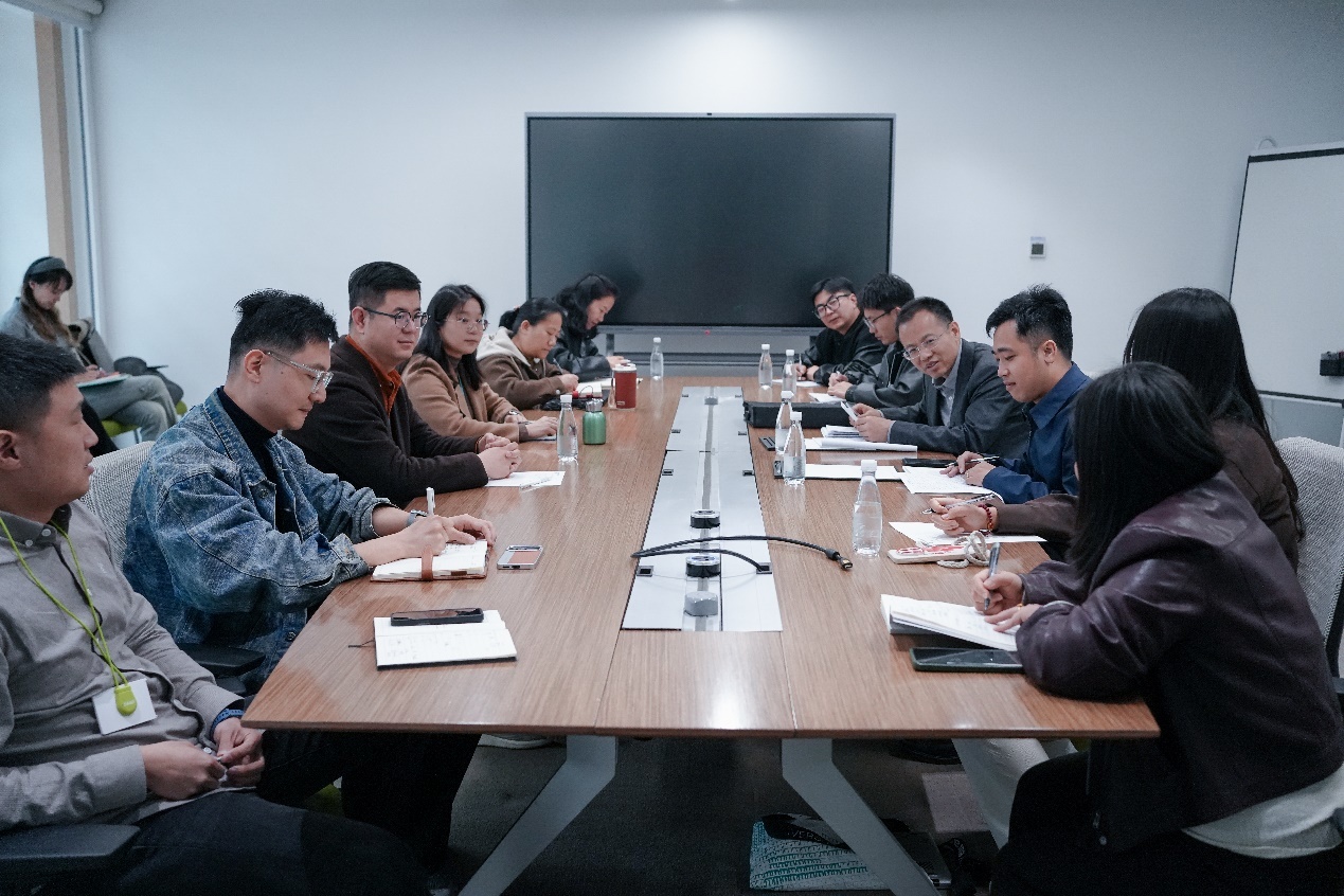 （图五）专家组与教师座谈交流现场