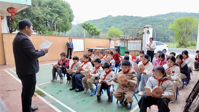 3月29日,鹰潭市余江区画桥镇藤林留守儿童关爱之家书声琅琅。关爱之家党支部书记杨志正带领孩子们一起诵读红色故事,书声在山野间回荡。胡 齐摄
