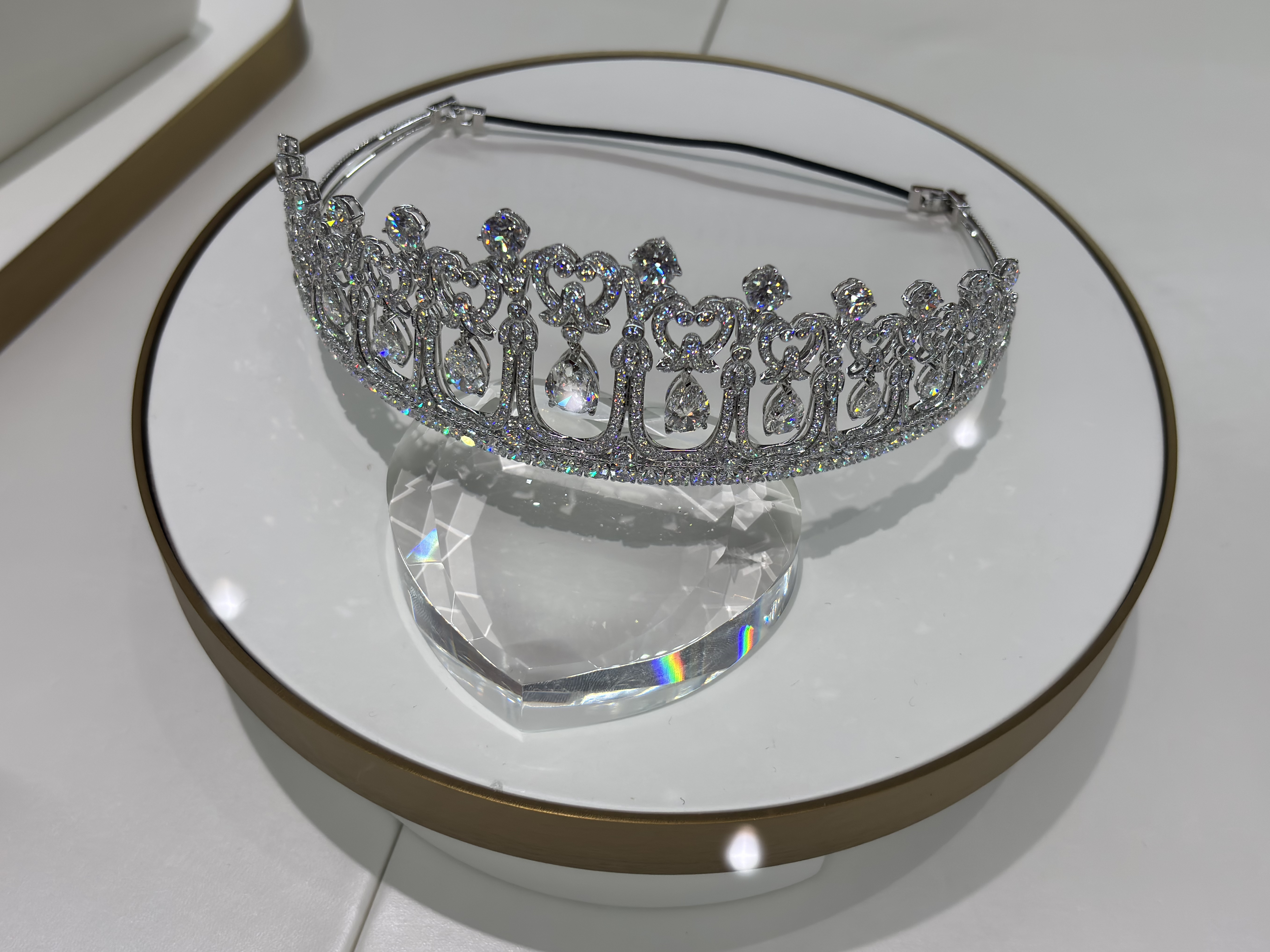 在中国柘城培育钻石交易中心，精美的人造金刚石饰品璀璨夺目。