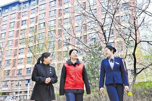 3月26日，雄安新区容东片区南文营社区，社区工作人员、志愿者与物业管家进行巡查和入户走访。 本报记者 刘光昱摄