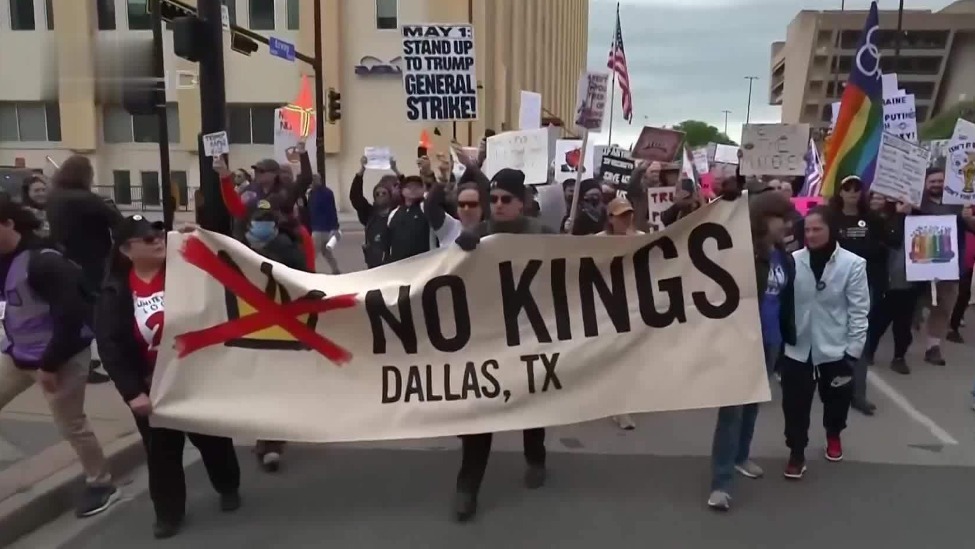 全美“无王”抗议，千人包围洛杉矶政府大楼