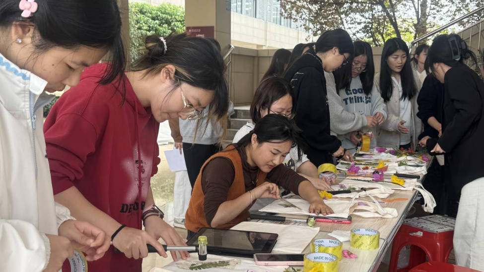 赣州职业技术学院现代农林工程学院开展植物拓印帆布包活动