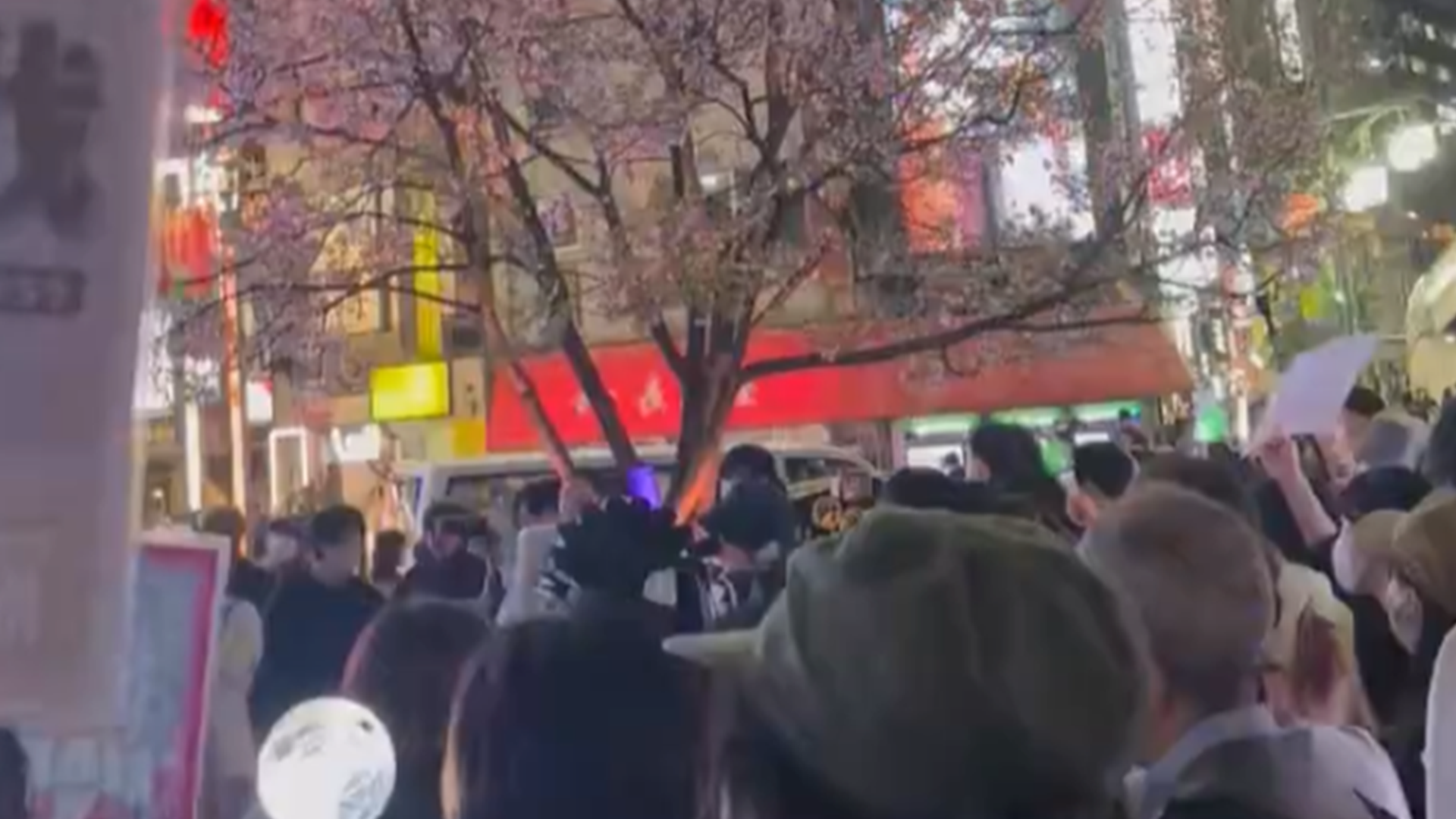 日本民众集会，要求高市早苗就自卫队人员强闯中国大使馆一事向中国道歉，集会人群现场高呼：中国，对不起