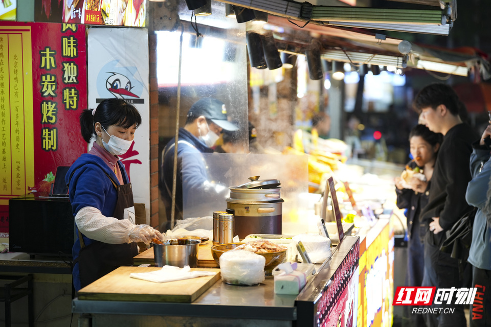 麓山南路小吃街，店主正在制作美食。
