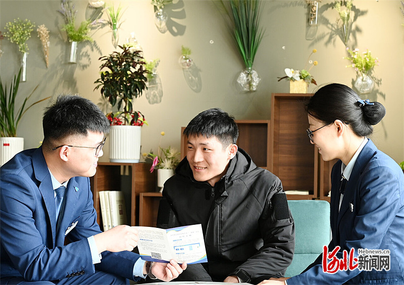 3月27日，雄安新区政务服务中心工作人员来到雄安新区中关村科技园走访，为入驻企业人员（中）进行现场咨询服务。河北日报记者 刘光昱摄