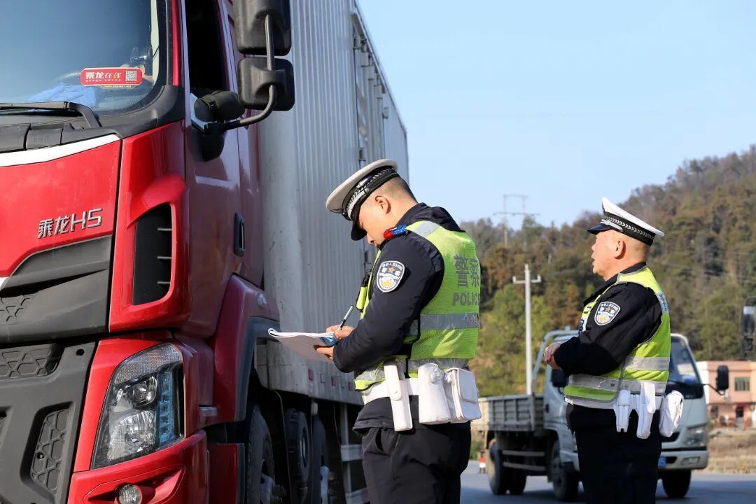 春运开始，万载交警大队迅速启动8个春运执法检查服务站，严格检查“两客一危一货一面”等重点车辆，耐心叮嘱客货运驾驶人不要疲劳驾驶、不超员超载，认真登记不漏一车，耐心叮嘱客货运驾驶人不要疲劳驾驶、不超员超载，确保春运安全！ (5).jpg