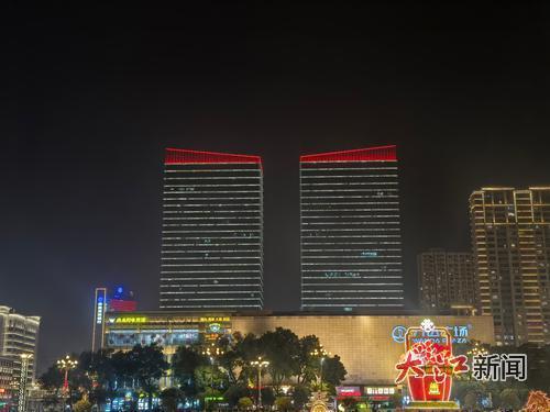 财富广场楼顶的灯光效果测试图(受访者供图)