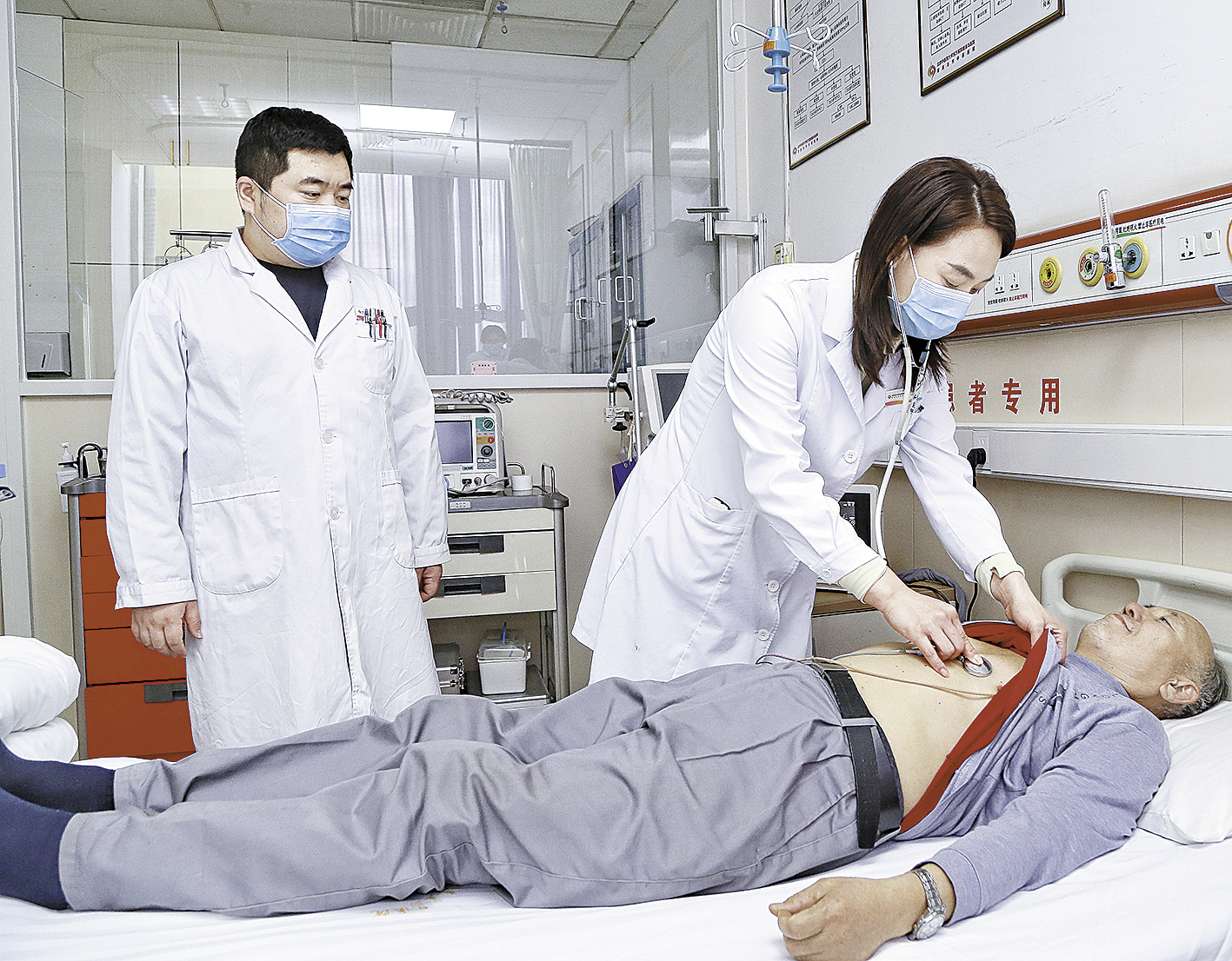 北京中医药大学东方医院秦皇岛医院胸痛中心医生为患者做检查（资料图片）。 秦皇岛日报记者 李铎 见习记者 刘剑 摄