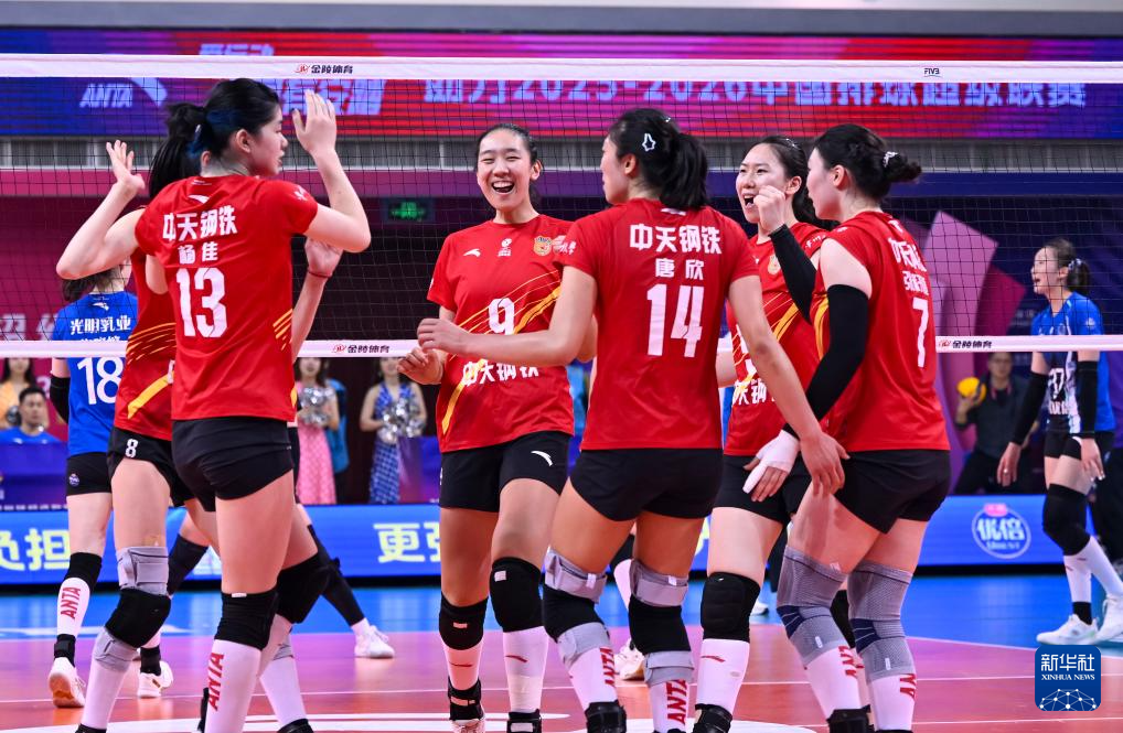 3月31日，江苏中天钢铁队球员在比赛中庆祝得分。