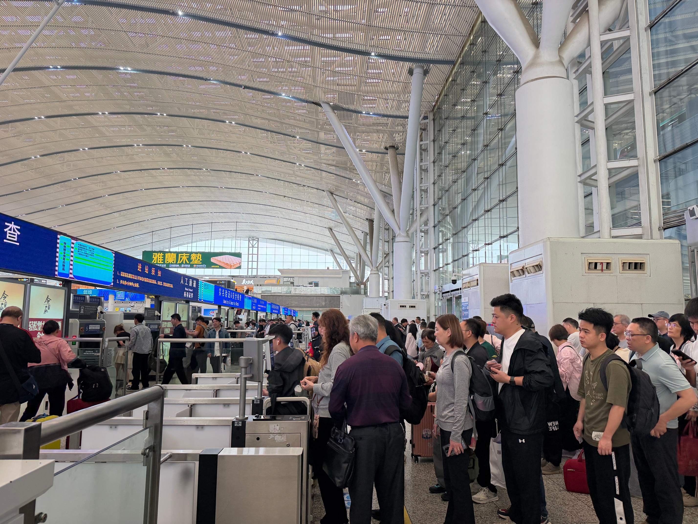 清明遇上香港公众假期  广深港高铁“双向奔赴”持续火热