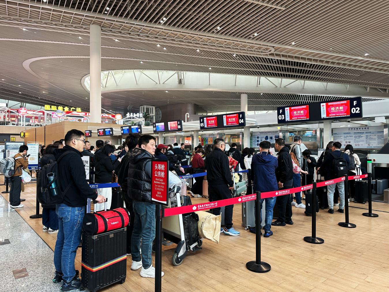 图为旅客办理值机