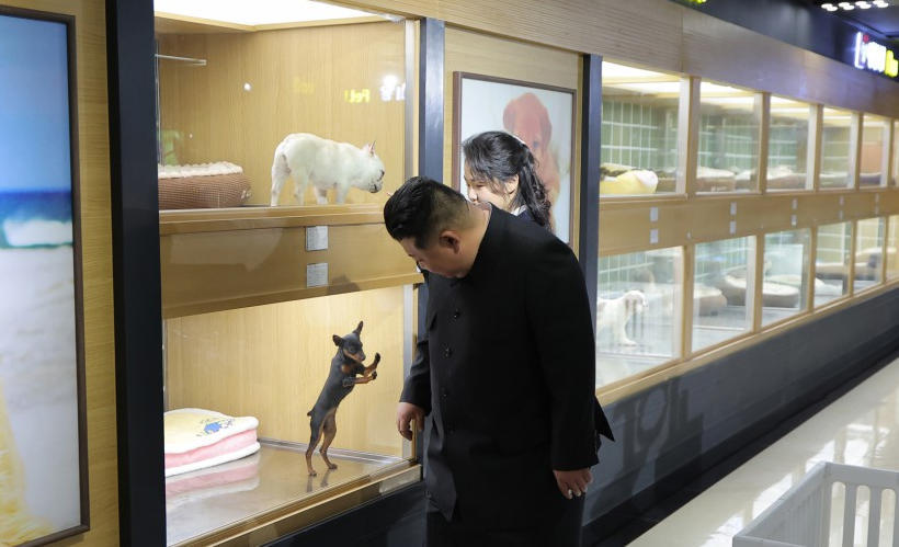 4月3日,朝鲜领导人金正恩携女儿视察“和盛宠物商店”。