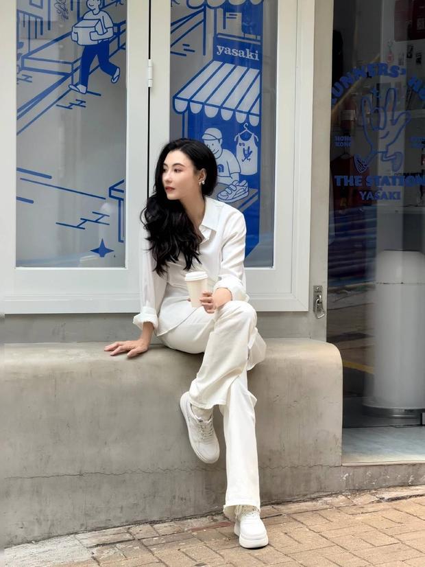 张柏芝穿白衬衫温柔明媚。