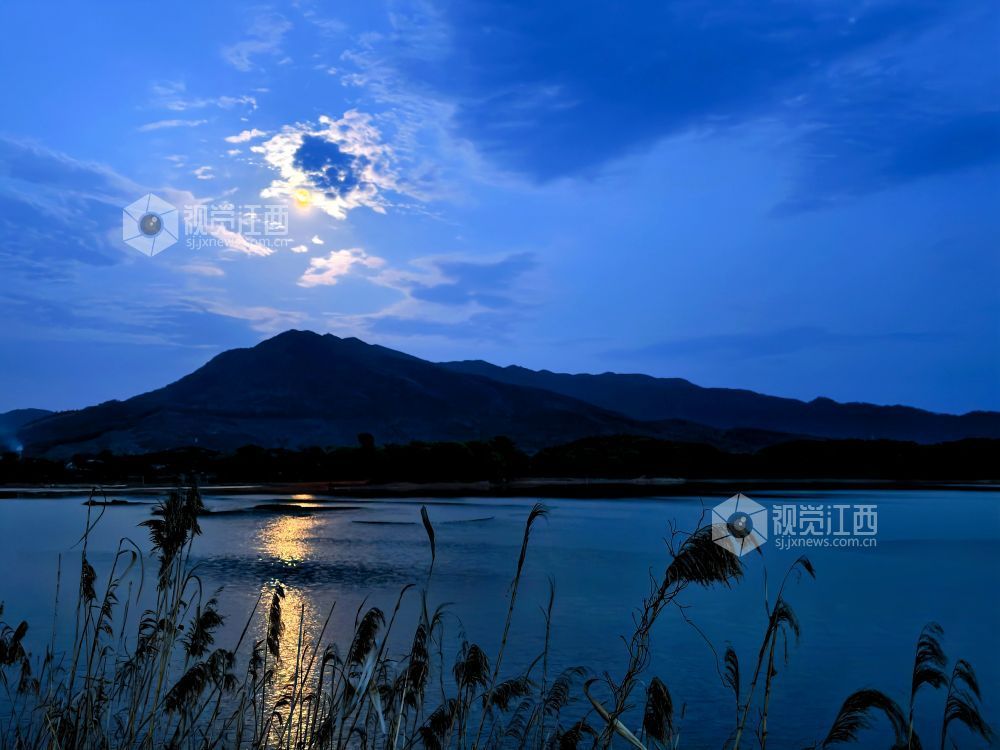 江西分宜：皓月映湖面 夜色漾清辉（图）