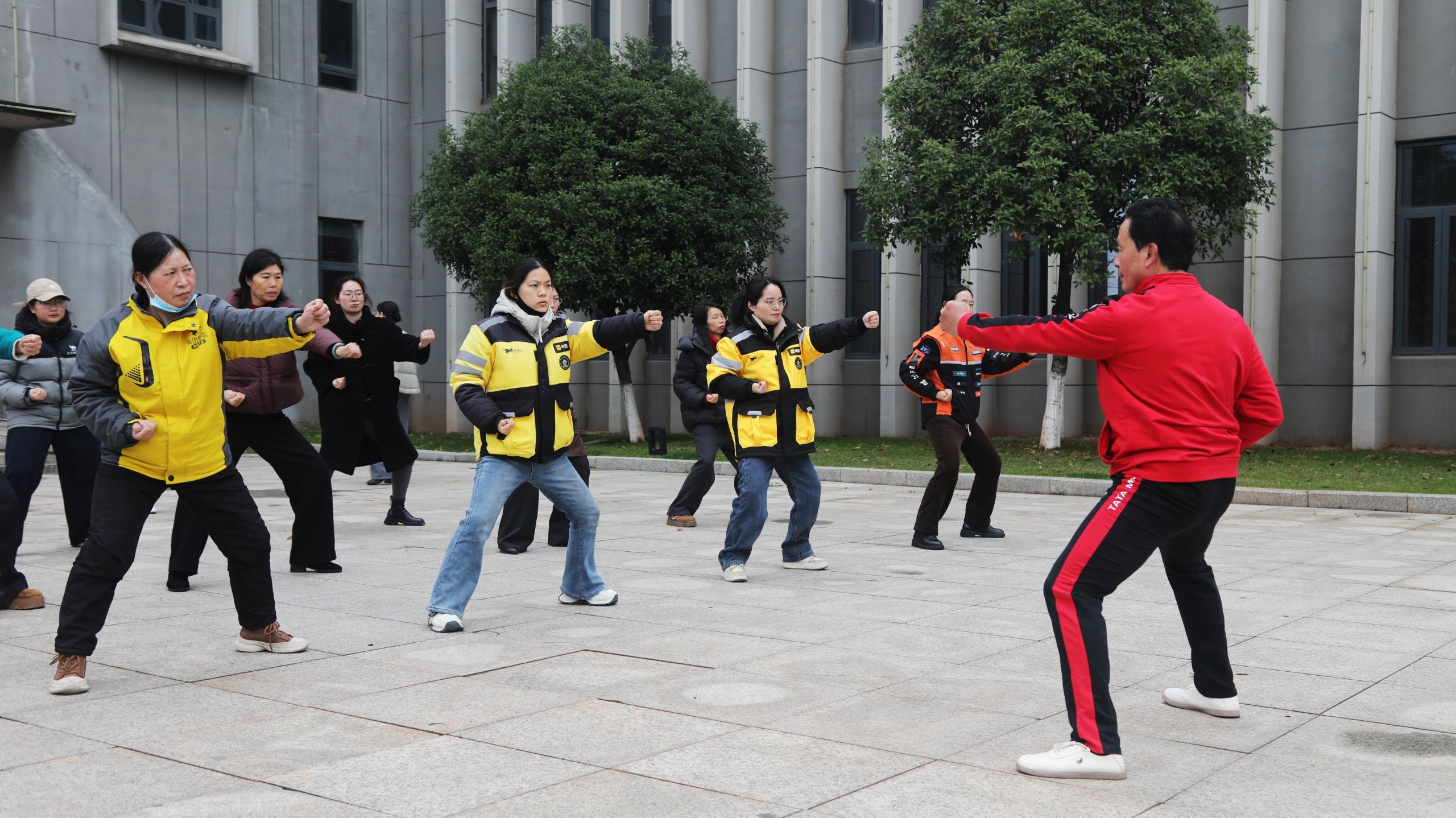 快递员、外卖员、网络主播，东乡这群人学起了八段锦