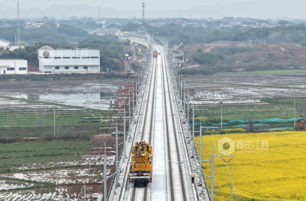 3月28日，中铁武汉电气化局的施工人员和南铁南昌供电段的技术人员正在京港高铁昌九段庐山南站至共青城东站区间架设首条接触网导线。