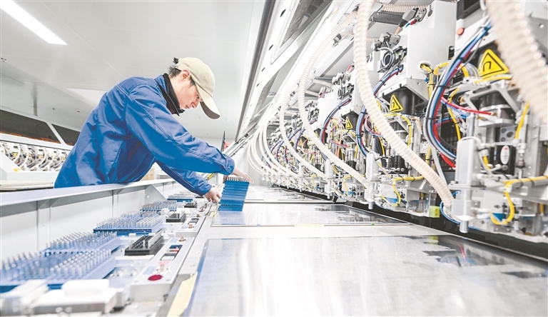 位于宜黄工业园区的坤宇电子有限公司生产车间内，工人正在赶制订单。通讯员 戴庆福摄