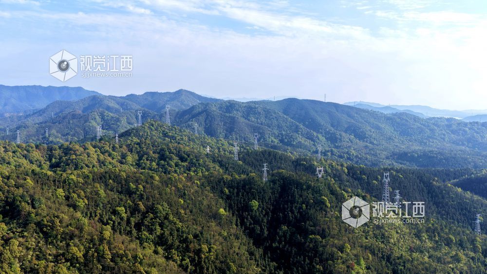 2026年4月1日，江西省吉安市峡江县福民乡境内“西电东送”特高压通道工程伫立在群山之巅，与青山、绿植相映成景，勾勒出一幅美丽的自然生态画卷。