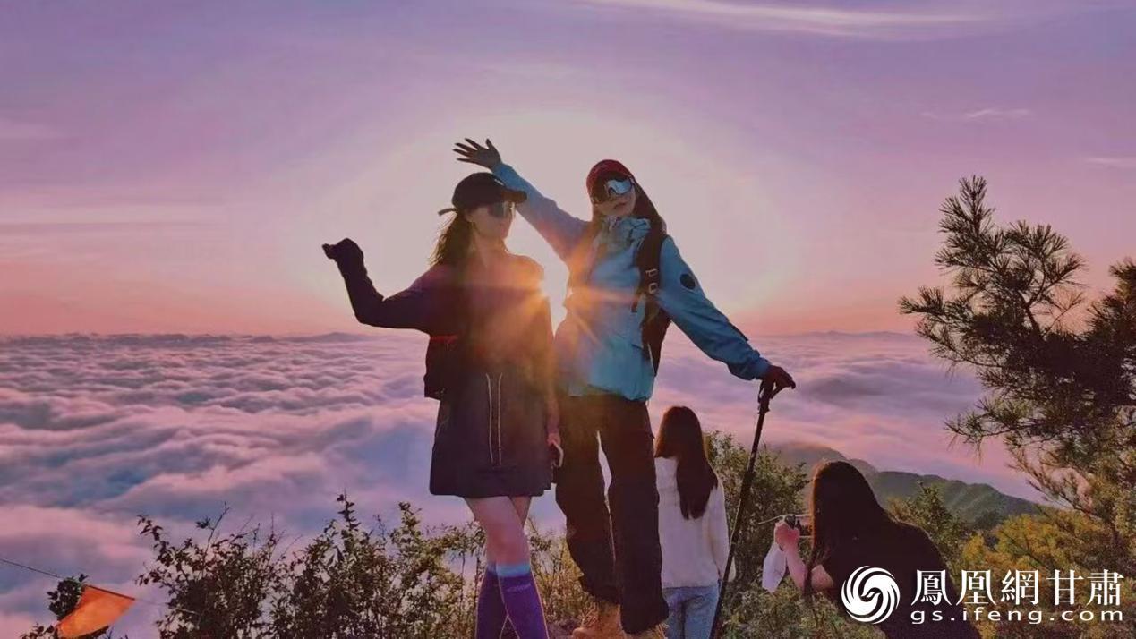 游客登顶青龙山，云海漫卷如仙境。康县文体广电和旅游局供图