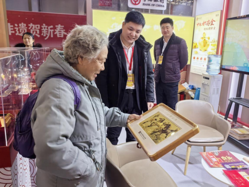 图为河北中行工作人员向客户推介贵金属产品。王静供图