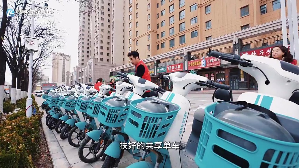 甘肃崆峒：红马甲啄出“小毛病”　守护文明“大风景”