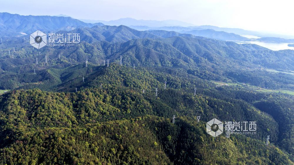 2026年4月1日，江西省吉安市峡江县福民乡境内“西电东送”特高压通道工程伫立在群山之巅，与青山、绿植相映成景，勾勒出一幅美丽的自然生态画卷。