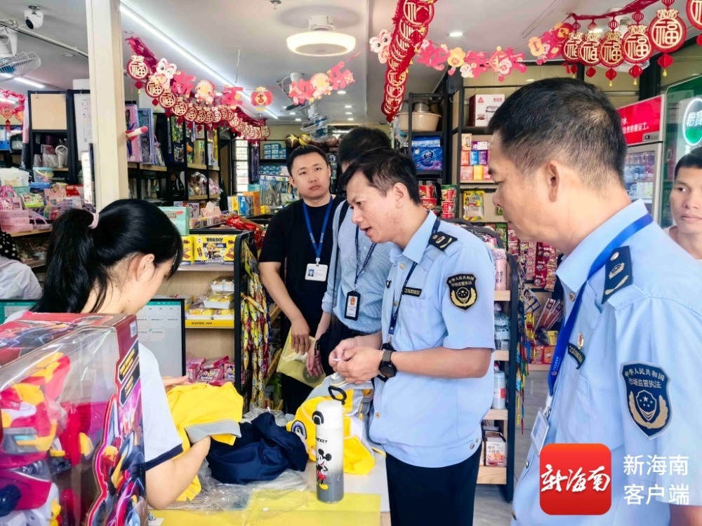 执法人员对销售校服的商家进行检查。记者 蒙健 摄