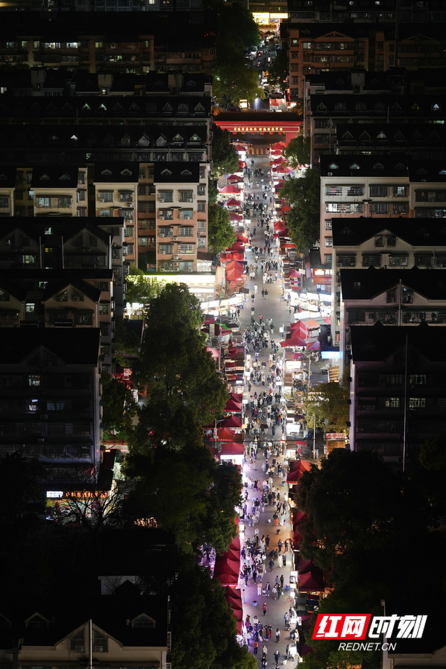 扬帆夜市人流如织。