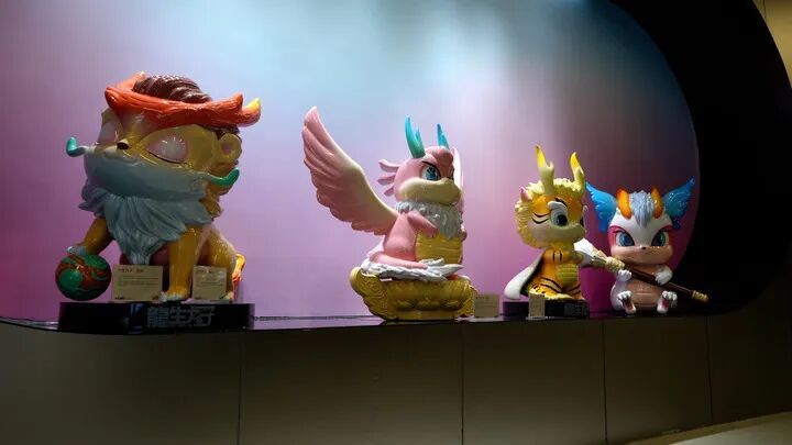昌南里世界陶瓷潮玩小镇陈列的卡通陶瓷摆件。周毅博 摄