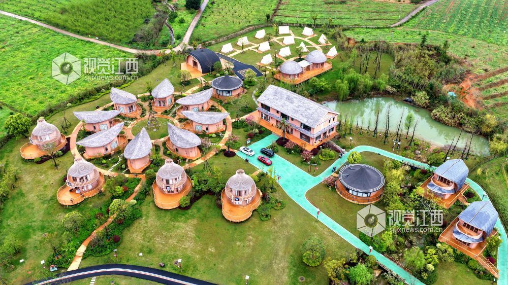 2026年3月31日，江西省吉安市峡江县金坪民族乡蝴蝶泉野奢营地，特色民宿与果园、青山互相映衬，勾勒出一幅和美乡村生态画卷。