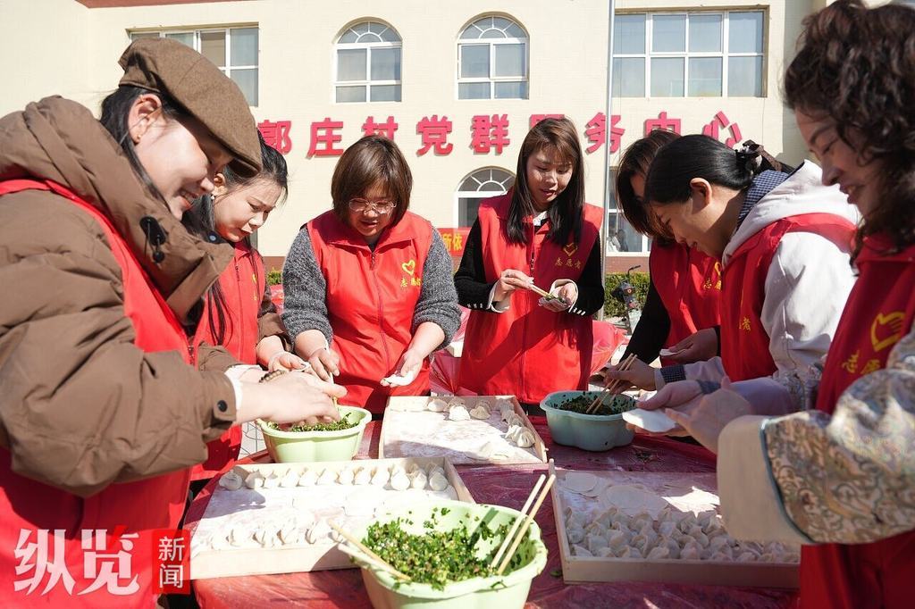 3月16日,在邢台市任泽区象郭庄村“孝老敬亲·和美乡村”饺子宴上,青年志愿者为老人包饺子。河北日报记者 赵永辉摄