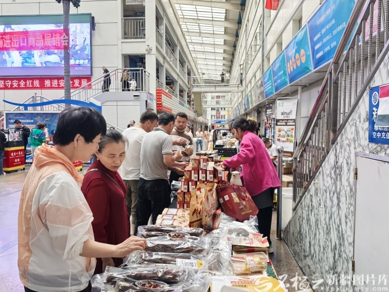 2024年7月,市民参加边疆宾馆举办的“边疆进出口商品展销会”。边疆宾馆供图