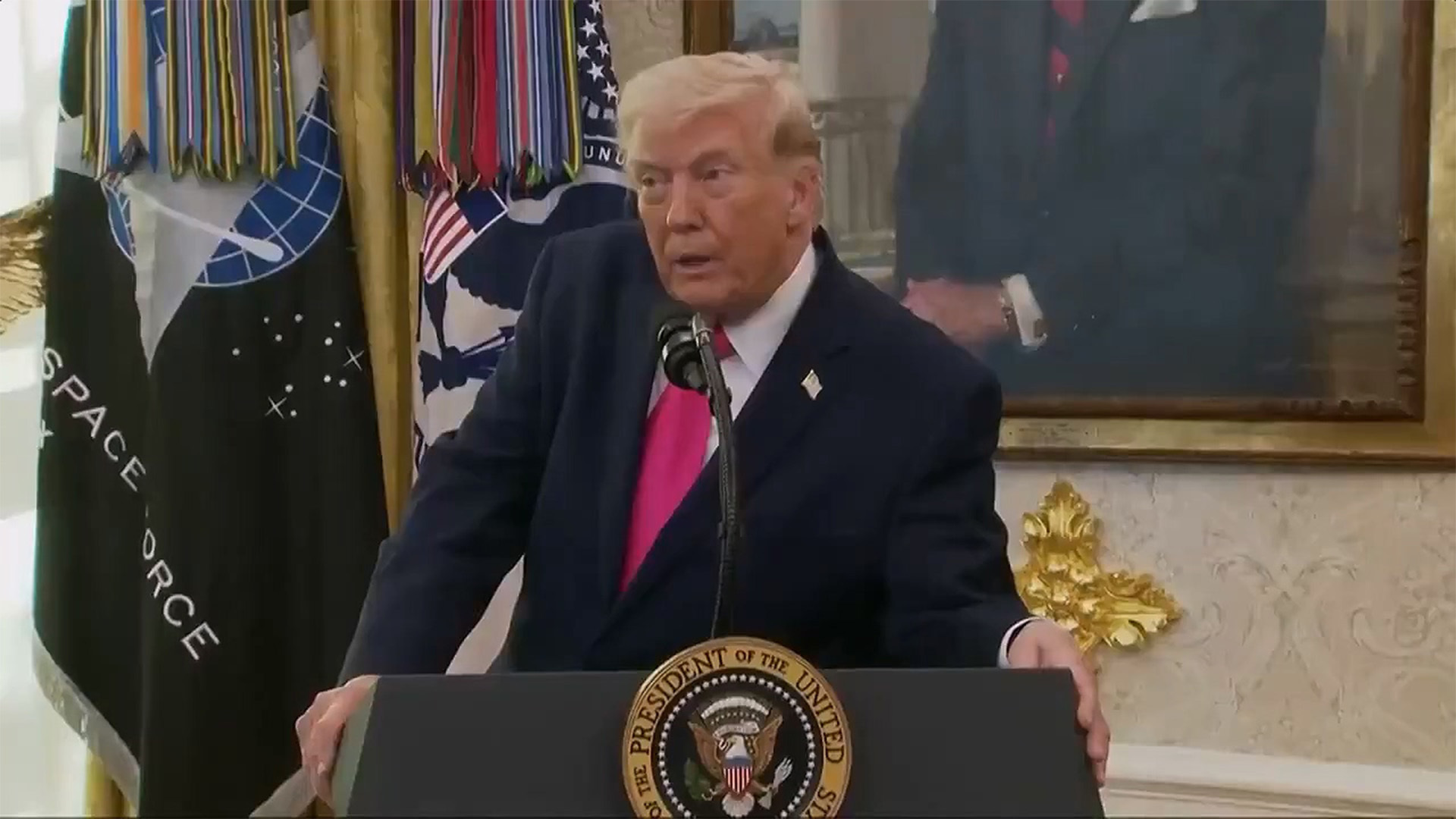 美军两架战机先后坠毁，特朗普“表露沮丧”