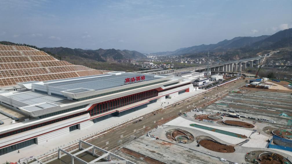 这是在建的西十高铁商洛西站。(中铁建工集团供图)