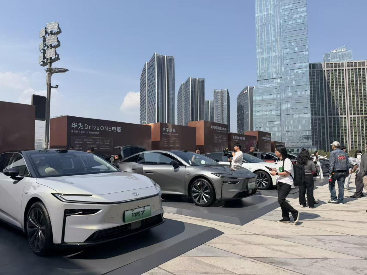 图片来源：凤凰网财经/摄