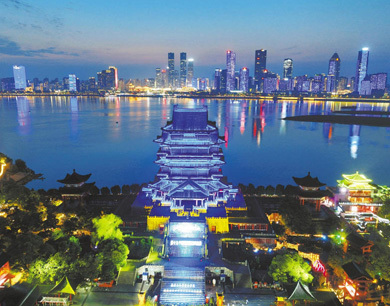 南昌：点亮蓝灯 关爱孤独症儿童