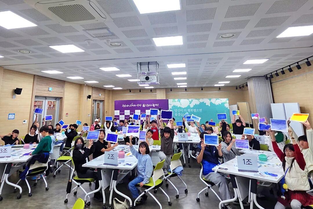 韩国蔚山华文学院同学展示“盐晶画”作品