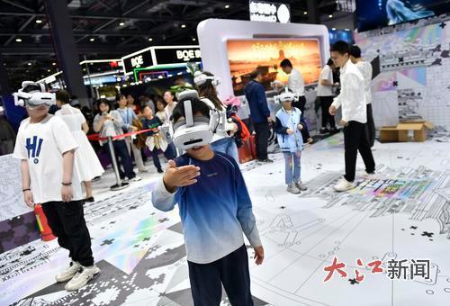 市民体验VR设备。 全媒体记者王祺摄